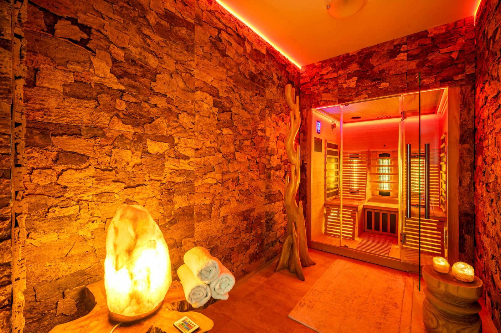 Private Infrarot-Sauna mit Salzkristall-Lampe im Retreat Living Apartment Bensheim